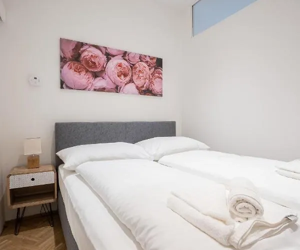 Modern And Lovely Next To Subway Station Apartment Wien