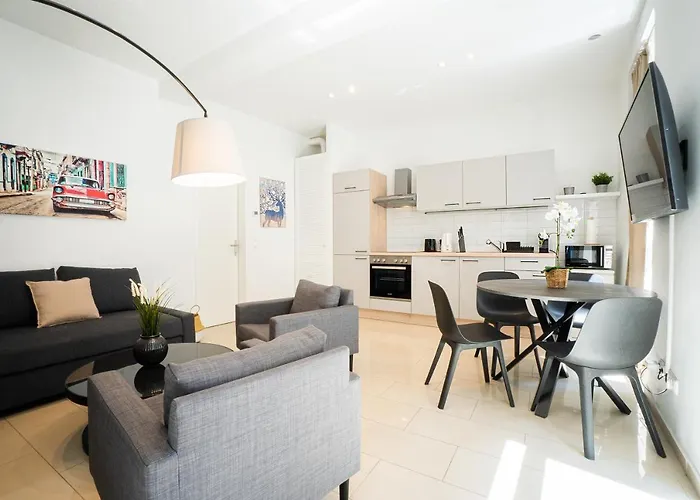 Apartment Modern And Lovely Next To Subway Station *
