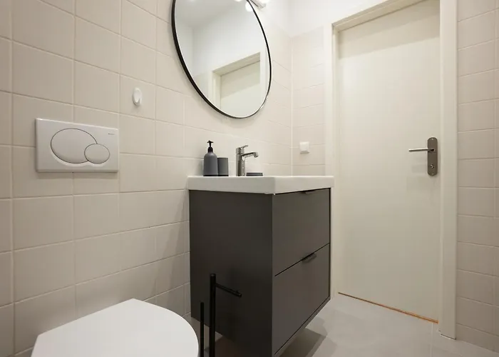 Apartment Modern And Lovely Next To Subway Station *